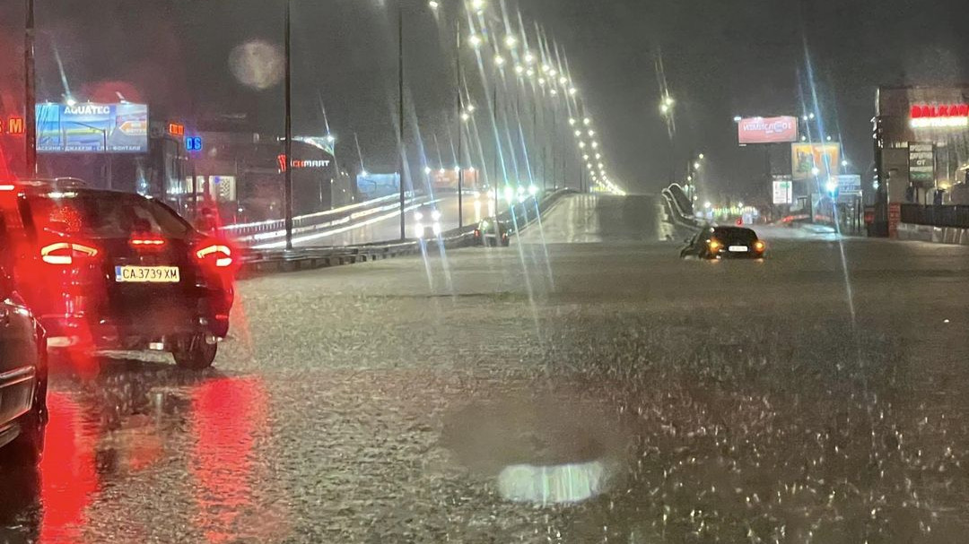След поройния дъжд в София: Пуснаха за движение наводнените булеварди