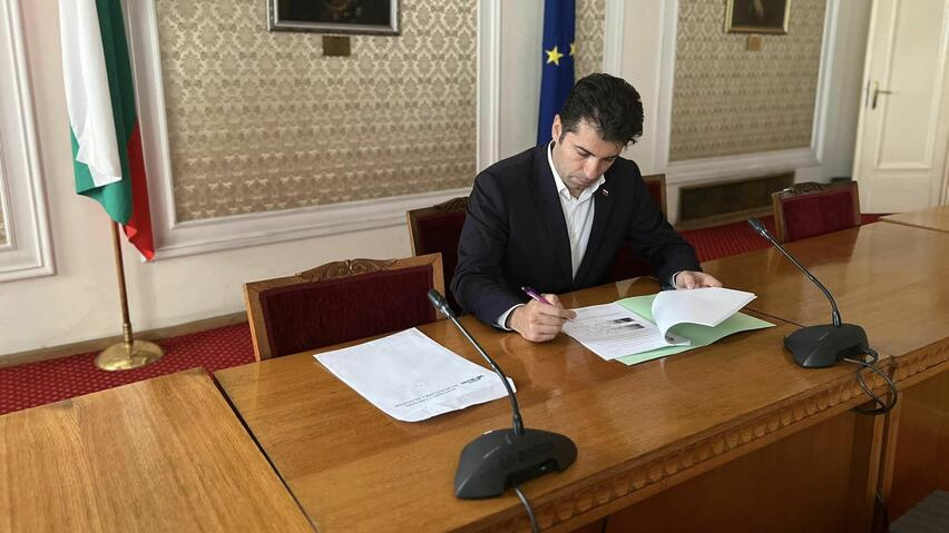 Кирил Петков официално си даде имунитета