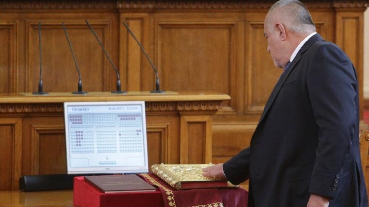 Преди гласуването на кабинета: Бойко Борисов насаме с Библията и Конституцията