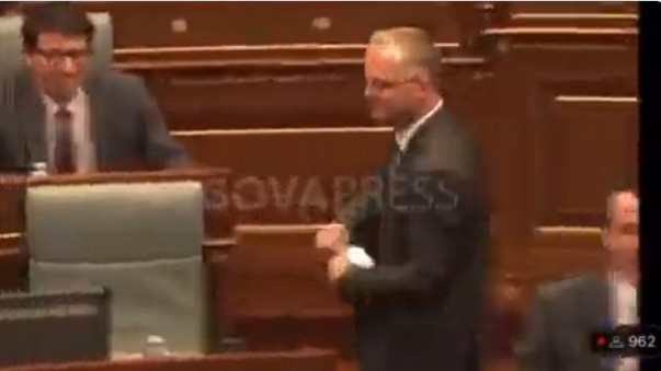 Бой в парламента на Косово: Курти беше залят с вода