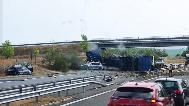 Жестока катастрофа на магистрала "Тракия", тир и две коли са размазани