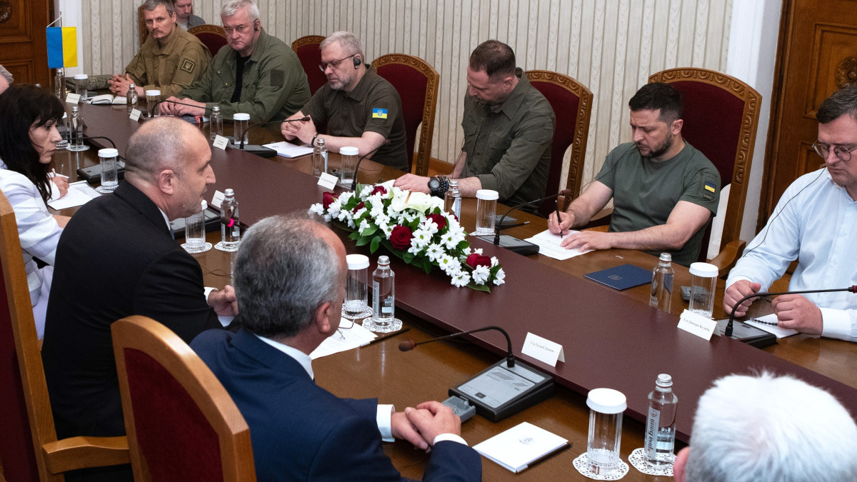 Експерт: Президентът се държа неадекватно по време на срещата си със Зеленски