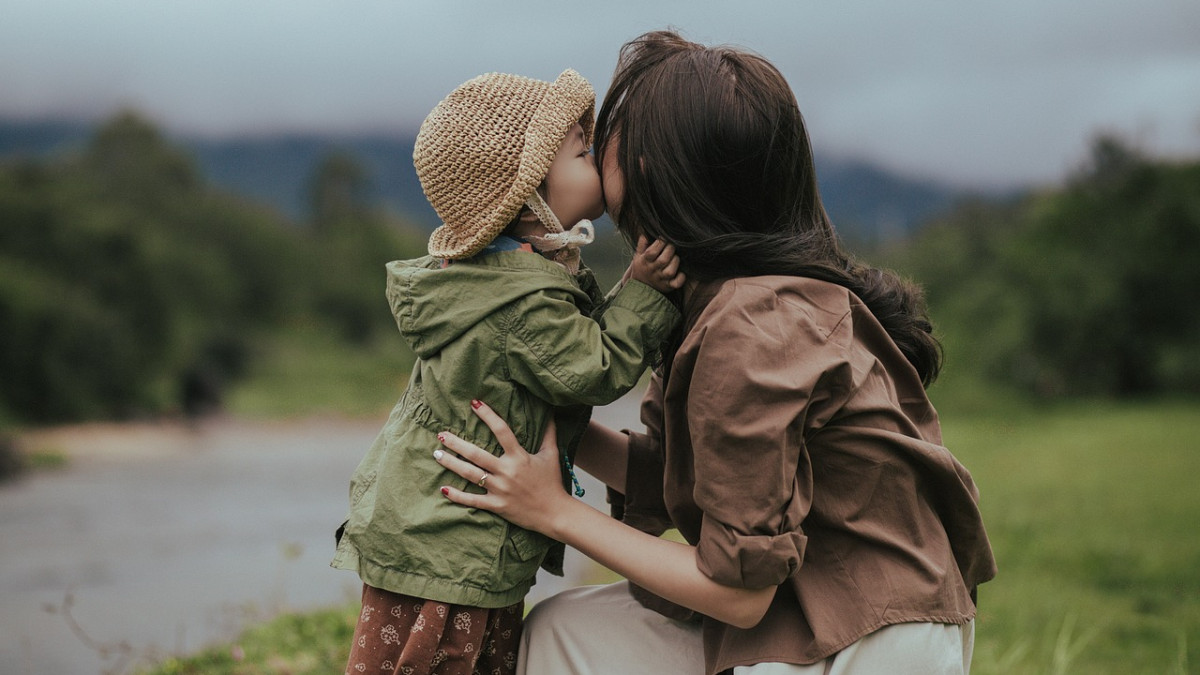 Може ли да се целува детето по устните? Майките не са съгласни с психолозите