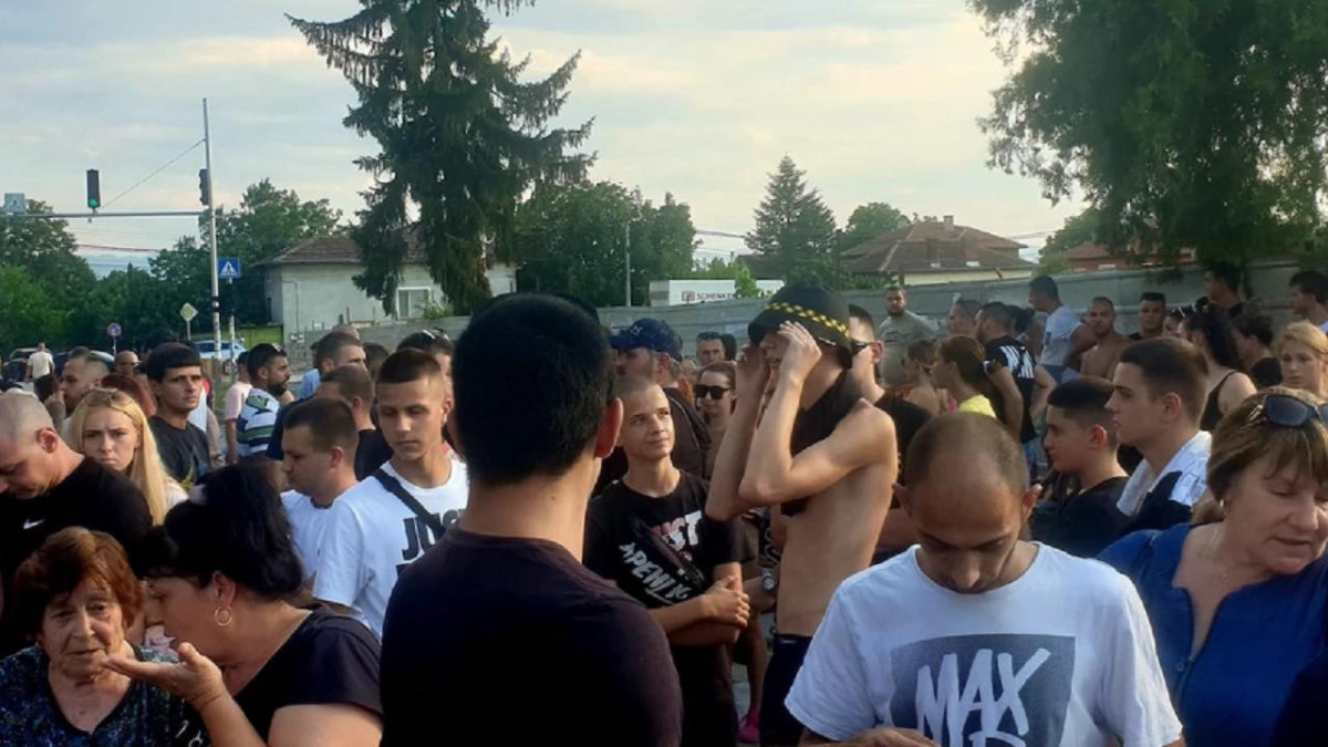 След протестите и атака с камъни: Семейството на близнаците се изселва от Цалапица