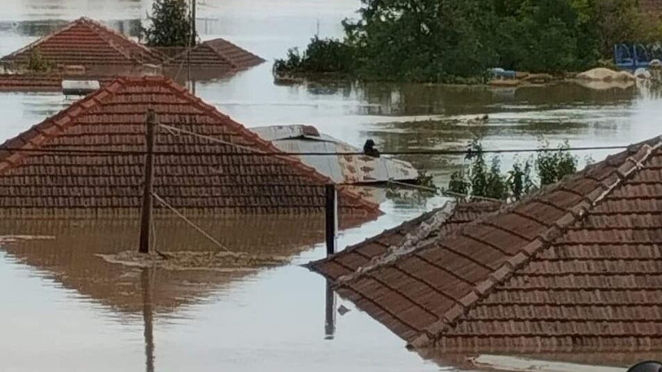 Кризисната ситуация в засегнатите от наводненията райони в Гърция продължава
