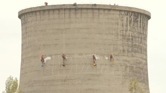 Активисти на 'Грийнпийс' се покатериха върху кула на ТЕЦ ''Марица 3''