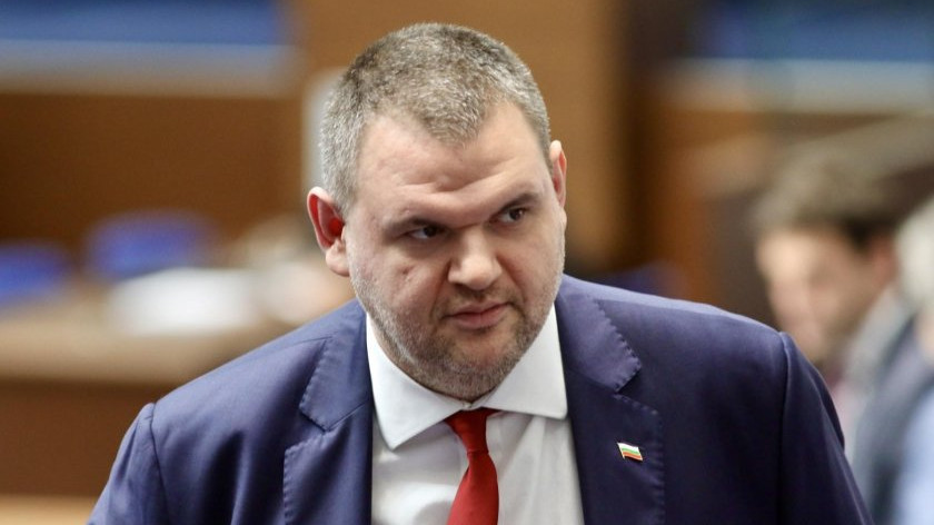 Политолог прогнозира, че Делян Пеевски прави крачка към шефското място в ДПС и може би към премиерския пост