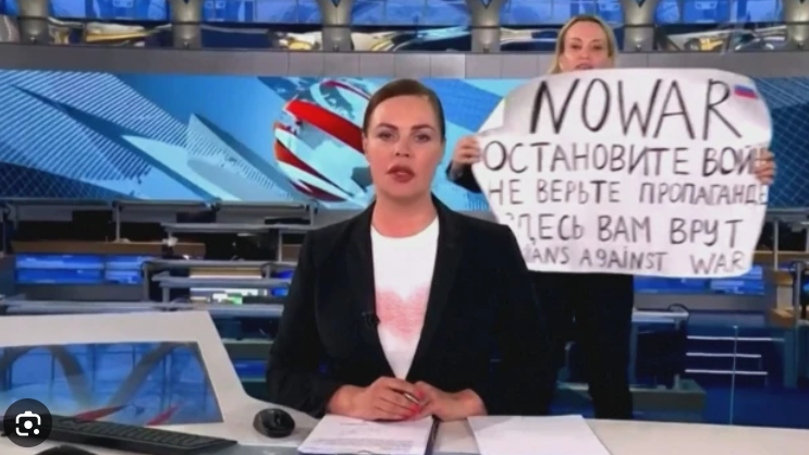 Руската журналистка Марина Овсянникова бе осъдена задочно на 8,5 години затвор
