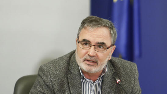 Доц. Кунчев: Ваканцията на депутатите отложи края на карантината за болни от COVID
