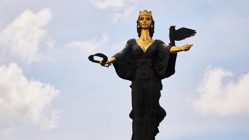 Столичанин се опита да превърже очите на статуята на Света София