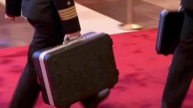 Редки кадри: Ето го ядреното куфарче на Путин, което той взе със себе си в Пекин (ВИДЕО)