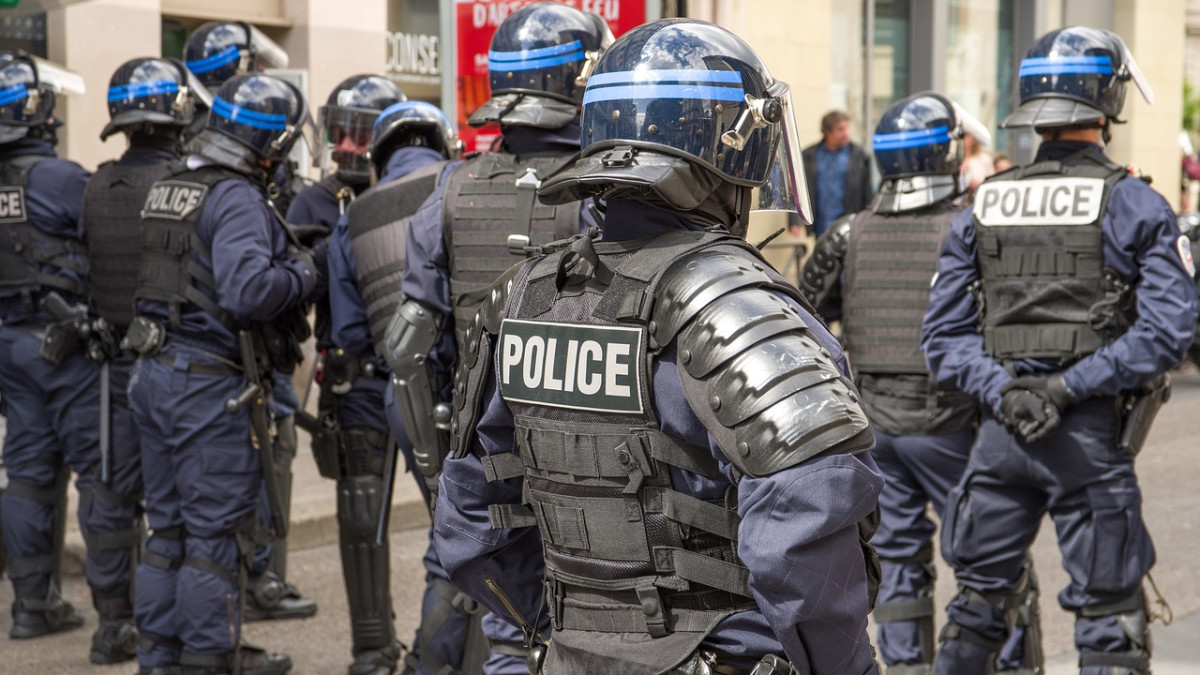 Франция повиши мерките за сигурност, бомбени заплахи затвориха туристически обекти