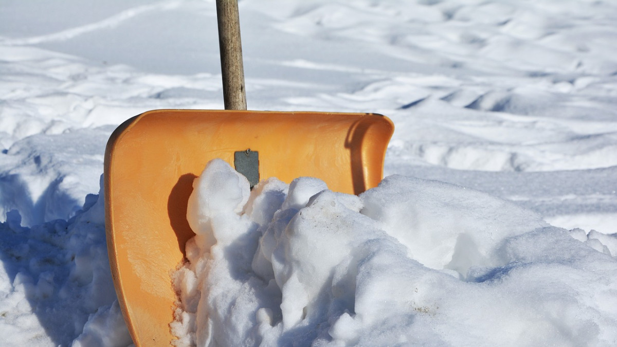 Мъж е с комоцио след семеен скандал за лопати за сняг