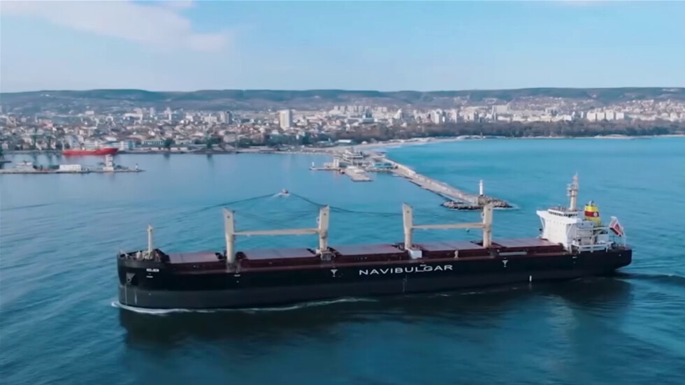 Корабът "Рожен" акостира на пристанище "Варна"
