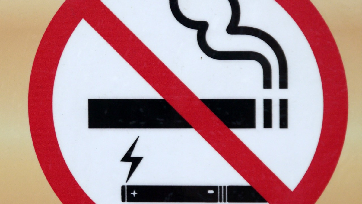 На първо четене: Забраниха продажбата на ароматизирани нагреваеми тютюневи изделия