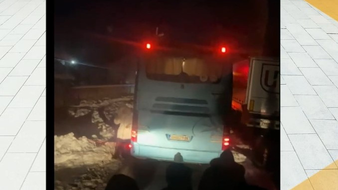 10 автобуса с хора са блокирани от снощи край Велико Търново заради снега