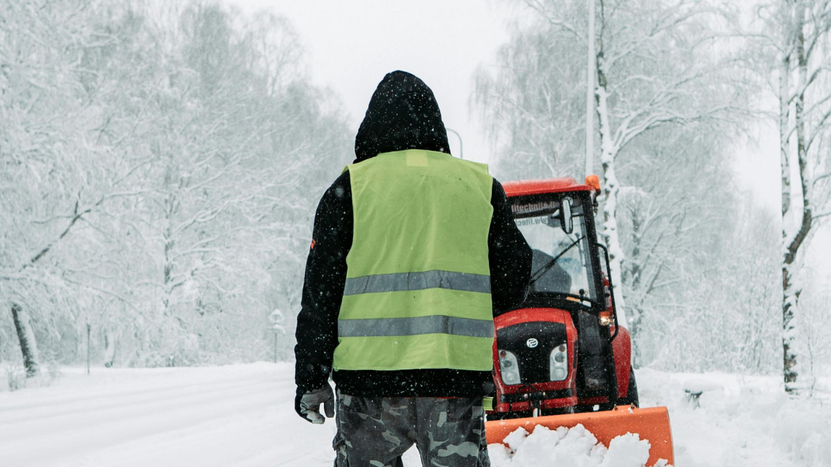 Зимна обстановка: Бедствено положение и затворени пътища на места в страната ОБЗОР