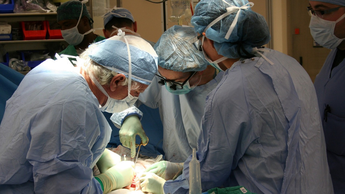 Първа трансплантация на ларинкс във Франция, жена си върна говора