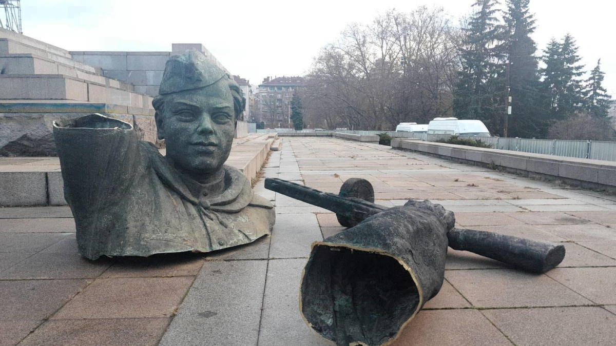 Демонтираха главата на руския войник от Паметника на Съветската армия