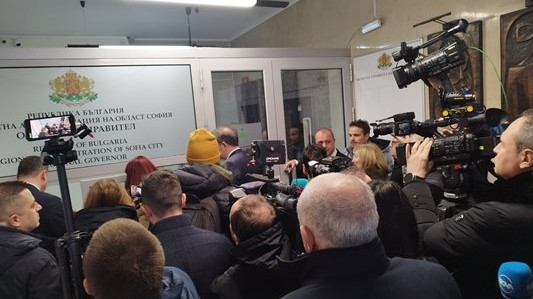 Представители на БСП нахлуха в Областната управа в София
