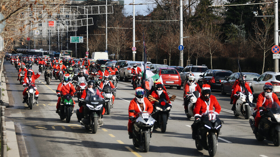Стотици мотористи, облечени като Дядо Коледа, отново изпълват софийските улици