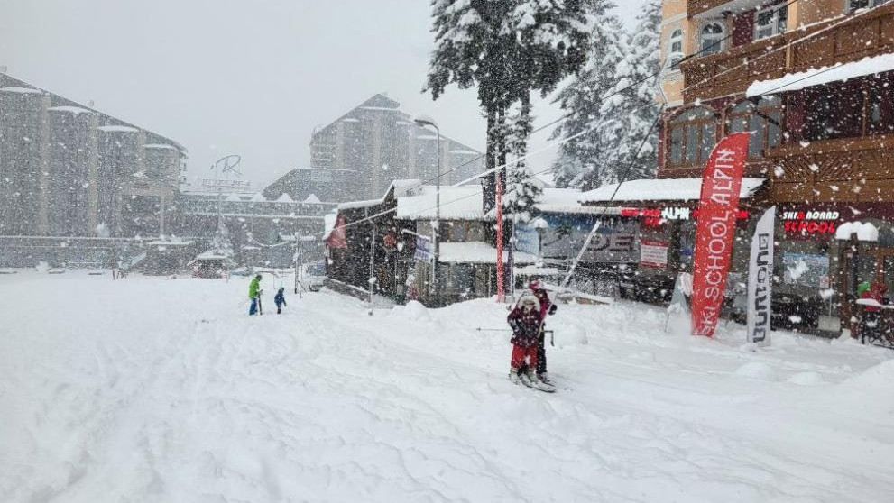 Зимна приказка на Боровец: Официално откриха ски сезона