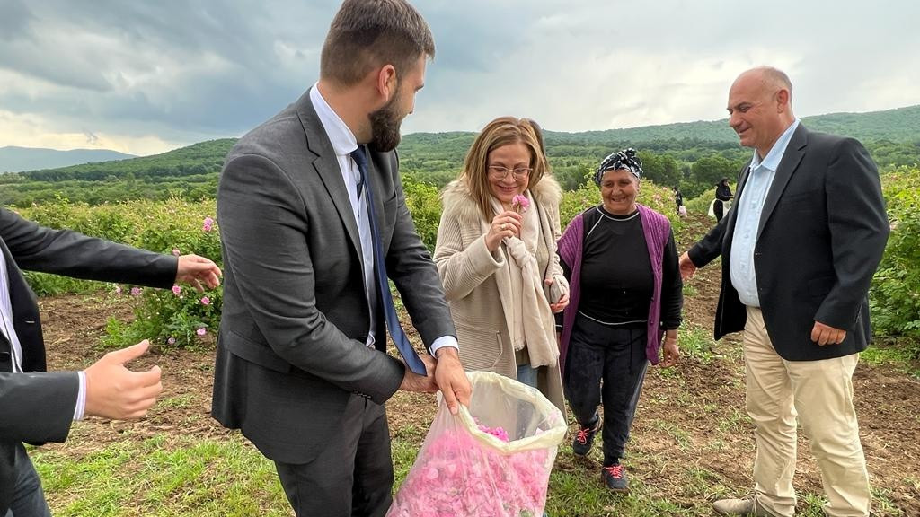 Решено: Българското розово масло няма да се третира като опасен химически продукт