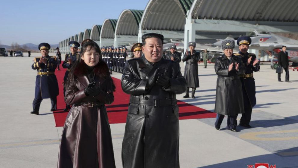 Ким Чен Ун заведе дъщеря си на военна демонстрация