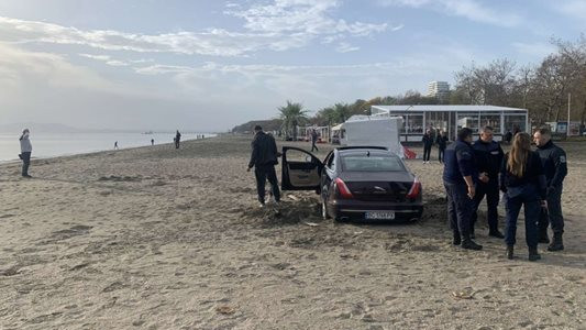 Баровска кола с украински номера паркира на плажа в Бургас и заседна в пясъка