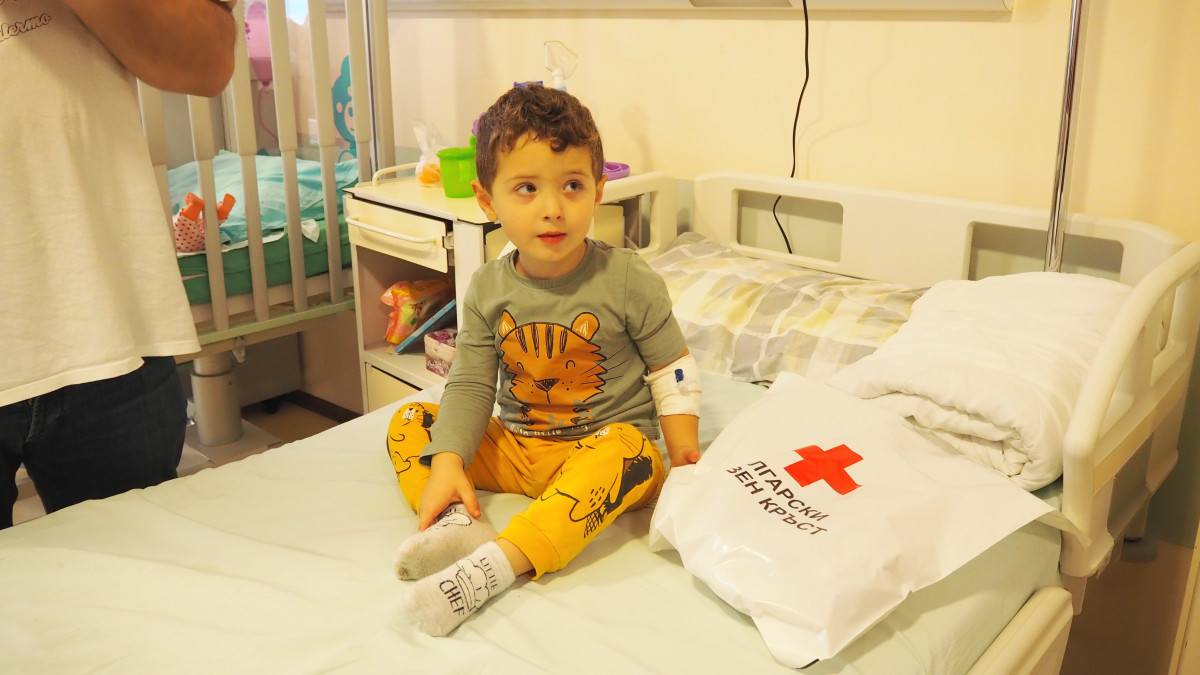 270 малки пациенти, лекуващи се в столични болници, получиха подаръци от БЧК