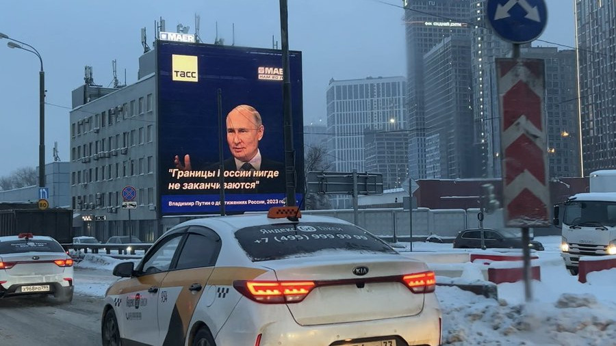 Билборди със смущаващ цитат на Путин разтревожи мрежите: Границите на Русия не свършват никъде