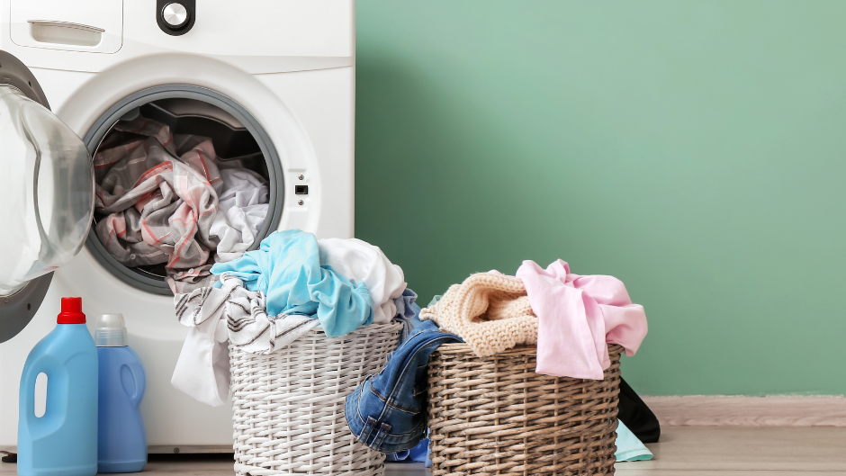 8 причини дрехите да миришат лошо след пране