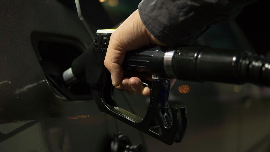 За година: Бензинът у нас е поевтинял с 2 ст. за литър, дизелът - с 35 ст.