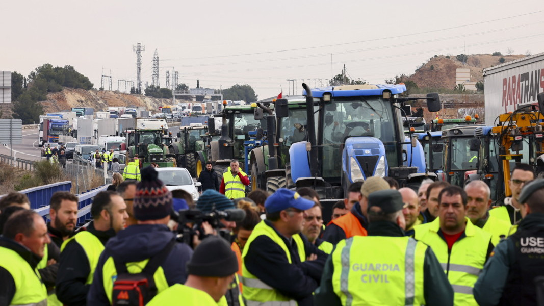 Фермери блокираха десетки пътища и магистрали в цяла Испания