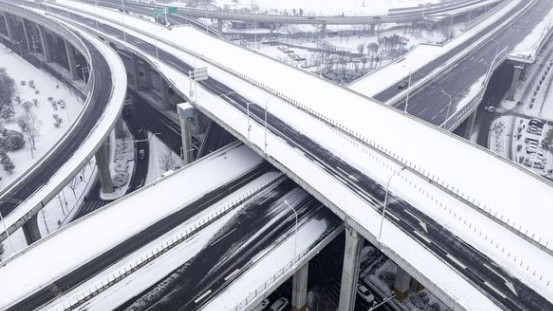 В навечерието на Лунната нова година: Пътници в Китай са блокирани от снега