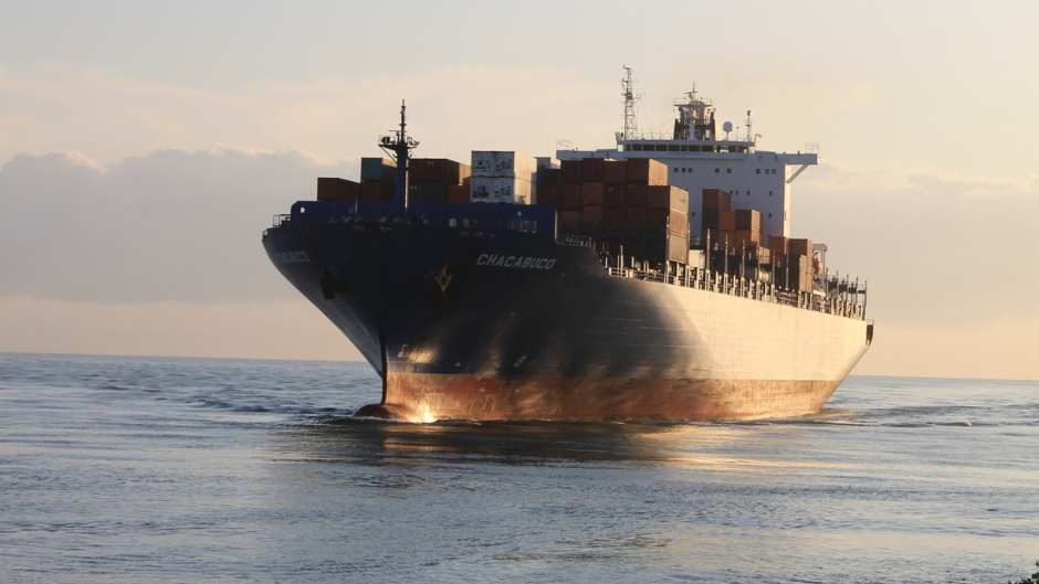Нова атака на хусите! Търговски кораб гори в Аденския залив