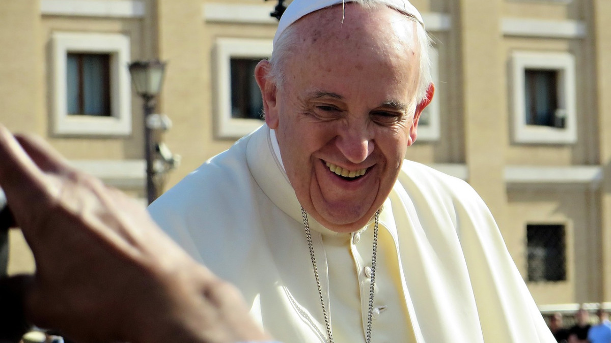 Папа Франциск е приет в болница в Рим