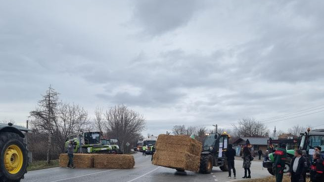 С тежка техника и бали слама: Земеделци затвориха главния път Русе - Велико Търново