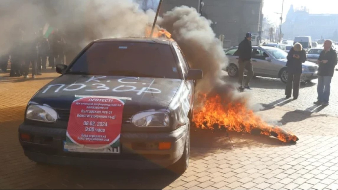 Пламъци пред МС: Земеделци подпалиха автомобил