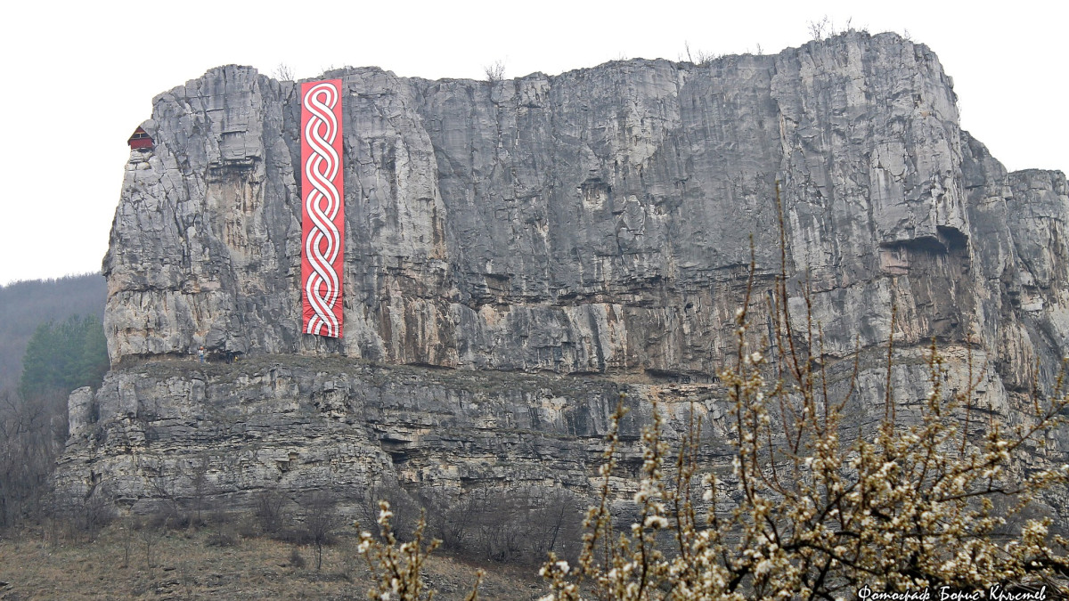 Атрактивна гигантска мартеница украси скалите край Лакатник