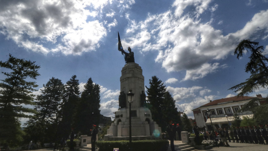 България празнува! Вижте как посрещат националния ни празник в страната