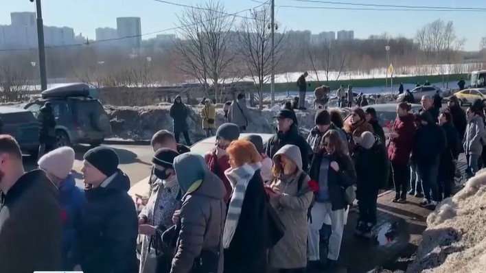 Поддръжници на Навални продължават да се стичат на гроба му