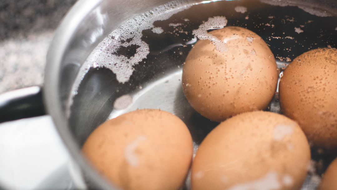 Как да предпазим яйцата от счупване и напукване, докато се варят?