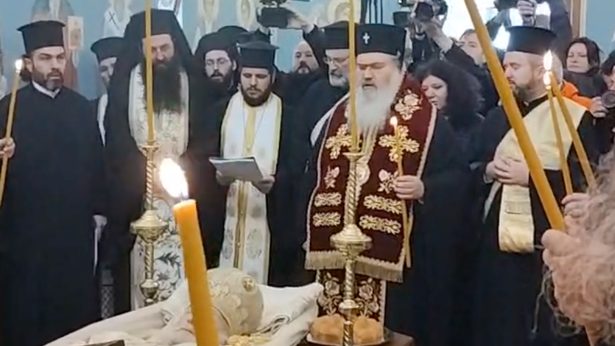Поклонение пред тленните останки на патриарх Неофит
