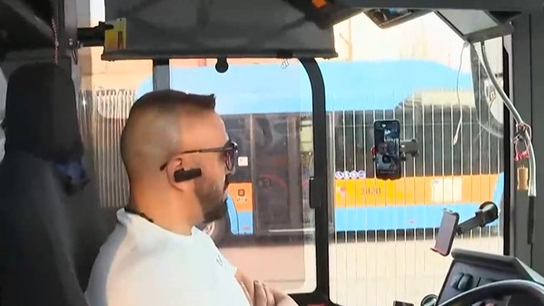 Шофьор на тролей се снима за TikTok, докато вози пътници в София - дава правни съвети