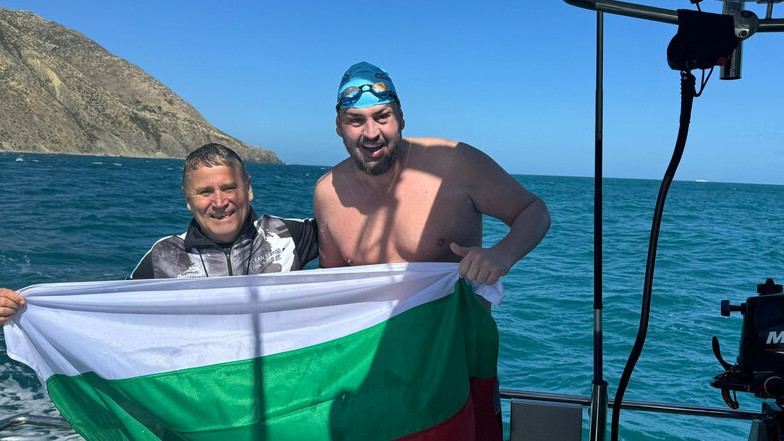 Петър Стойчев стана първият българин, преплувал протока Кук в Нова Зеландия