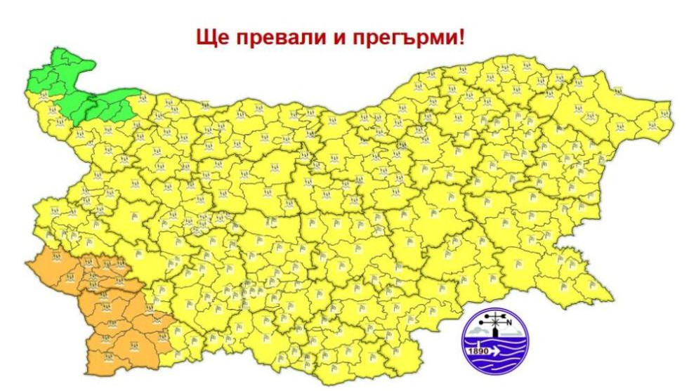 Внимание: Обилни дъждове, гръмотевици и силни ветрове оцветиха картата на България за следващото денонощие
