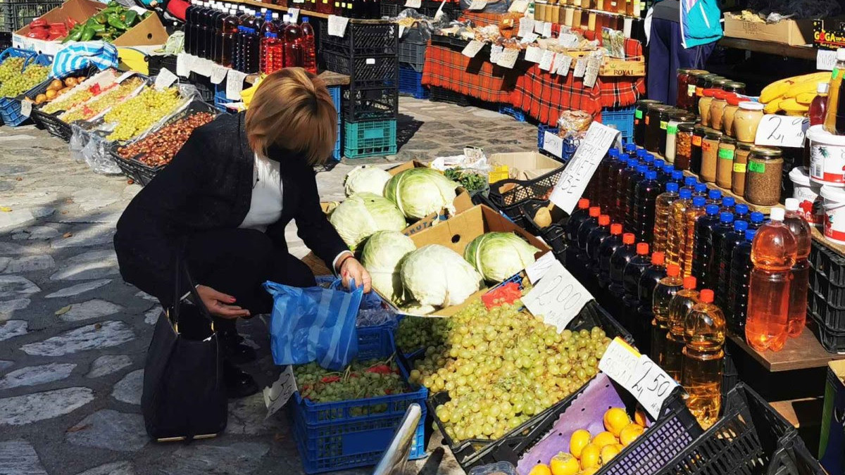 Манолова: Депутатите обслужват лобито на големите вериги супермаркети