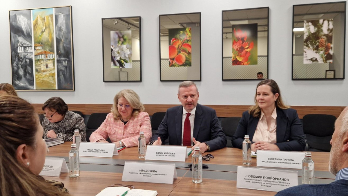 Министър Милошев се срещна с представителите на екскурзоводите в България