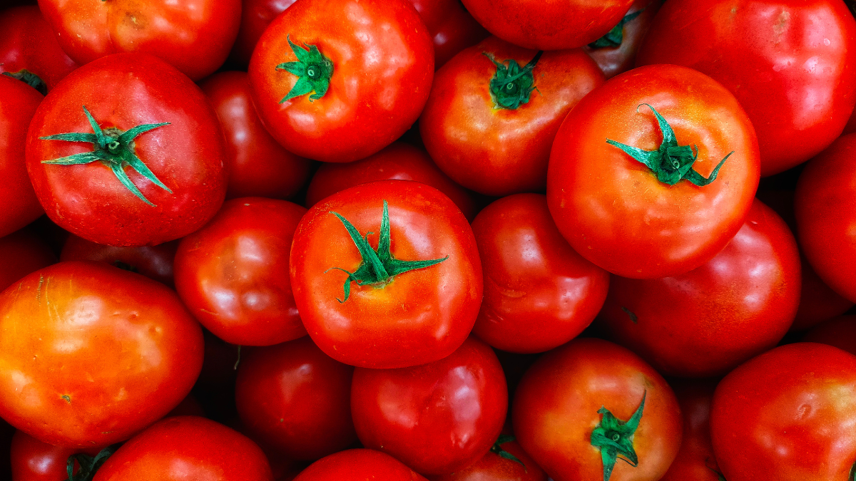 Откриха десетки опасни вещества в домати в Румъния